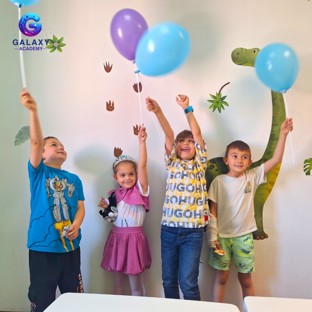 Деца се забавляват с балони.