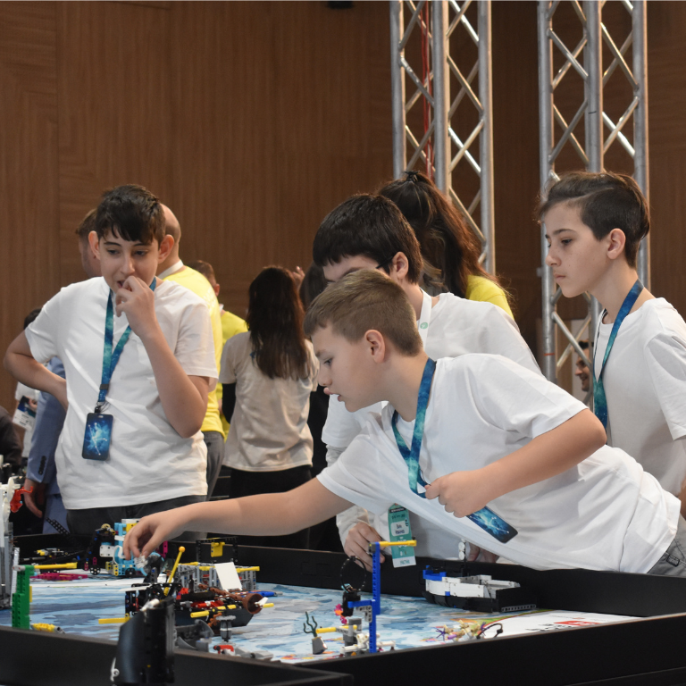 Деца на курс по LEGO роботика
