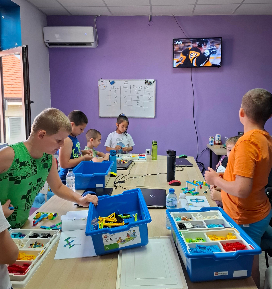 Деца на лятна LEGO занималня