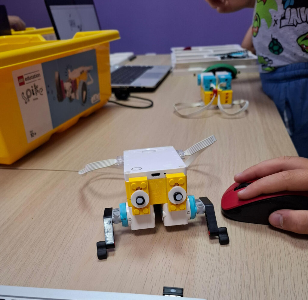 Деца строят с LEGO Spike Prime