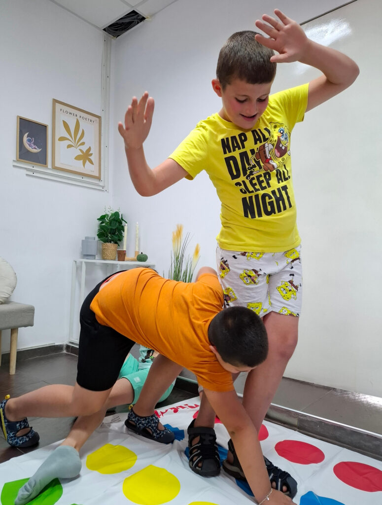 Деца играят на Twister