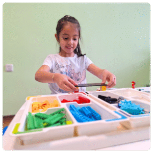Момиче на 6 години играе с LEGO Education BricQ Motion Essential Set
