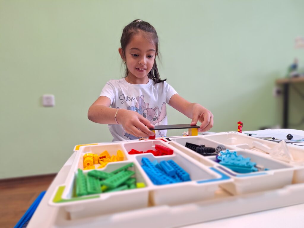 Момиче строи с LEGO® Education BricQ Motion Essential Set